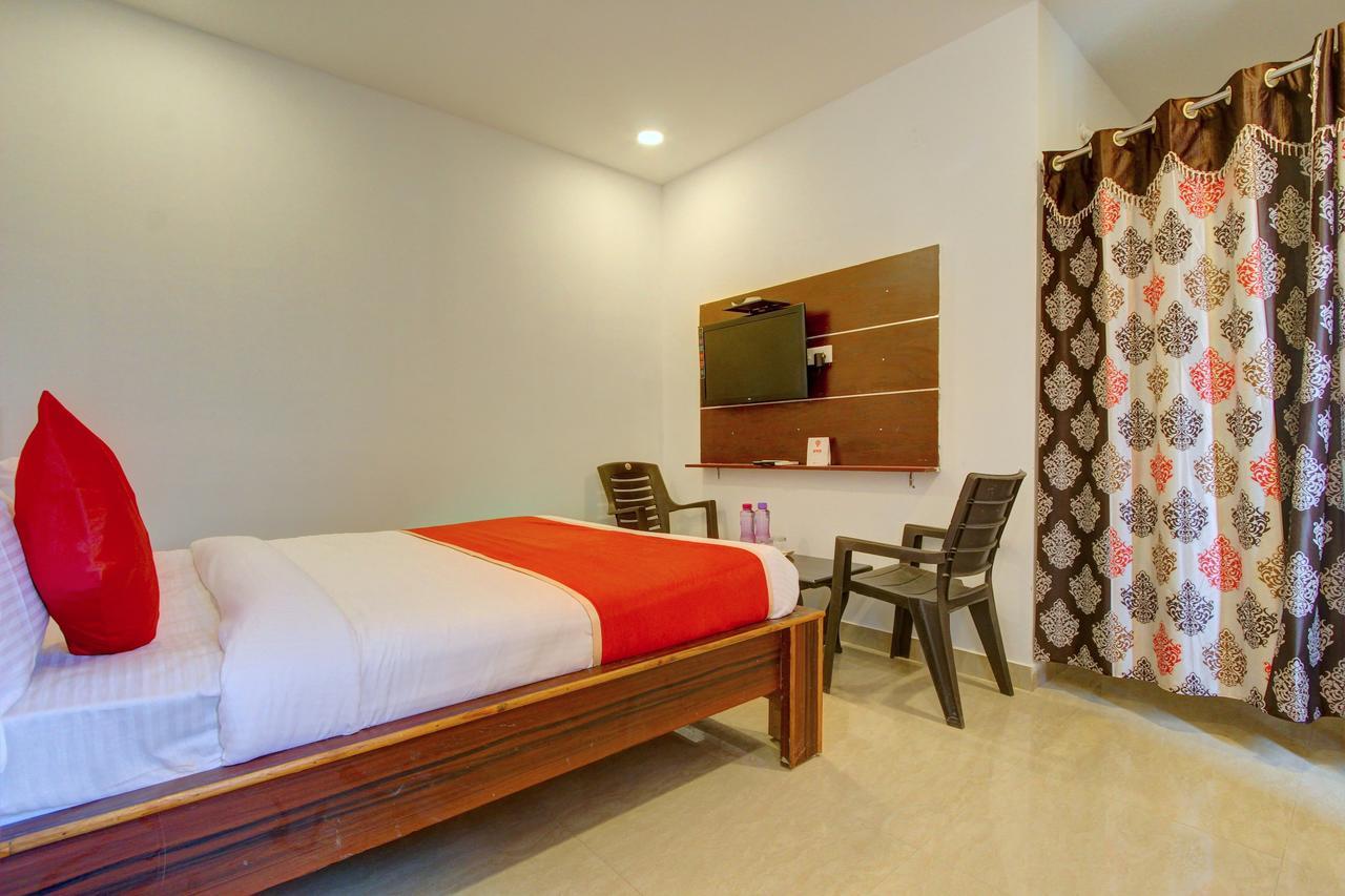 Oyo 11670 Hotel Vishnu Priya Residency Hyderabad Exterior photo